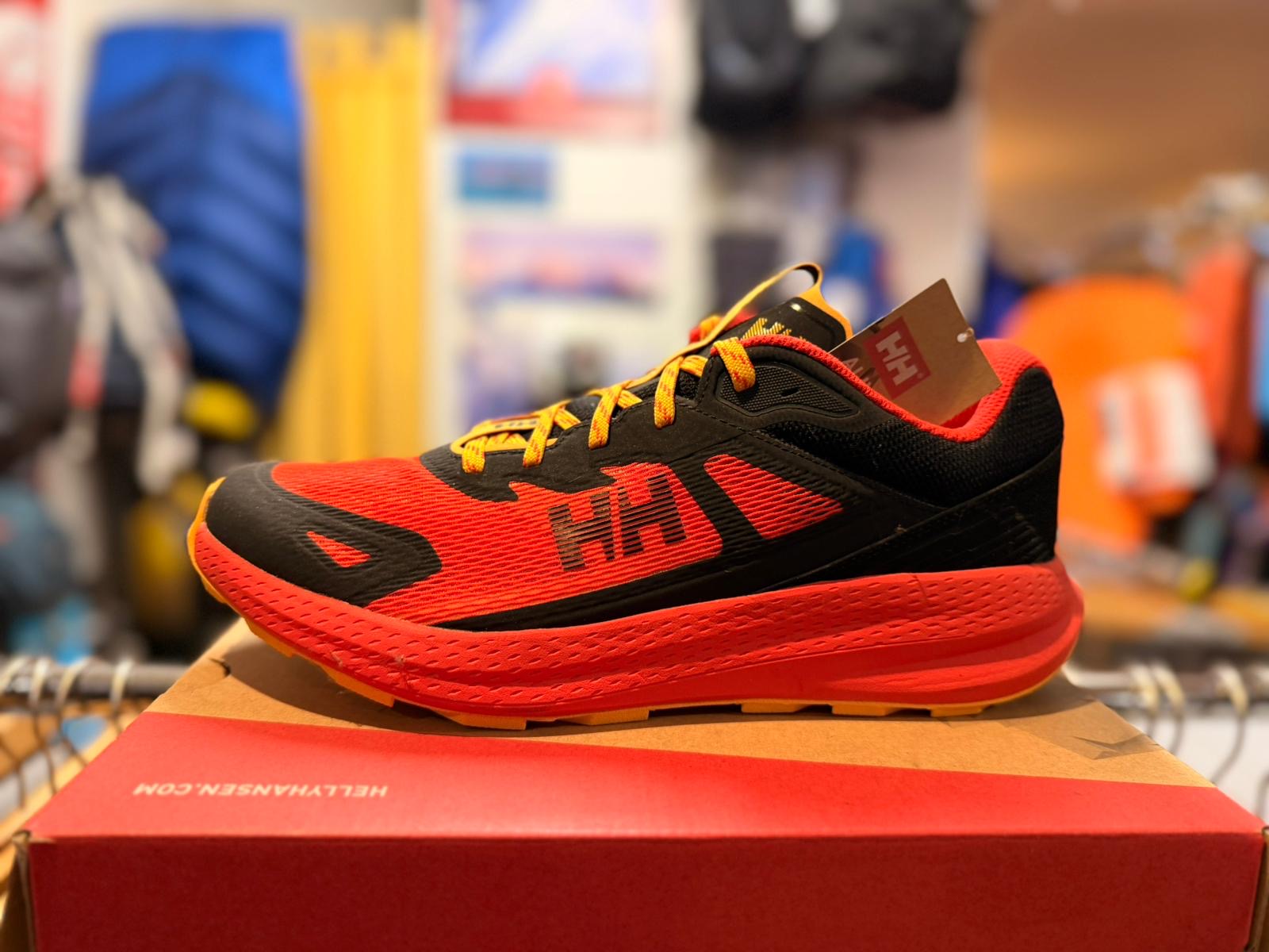 Chaussure rouge de trail, vue de profil